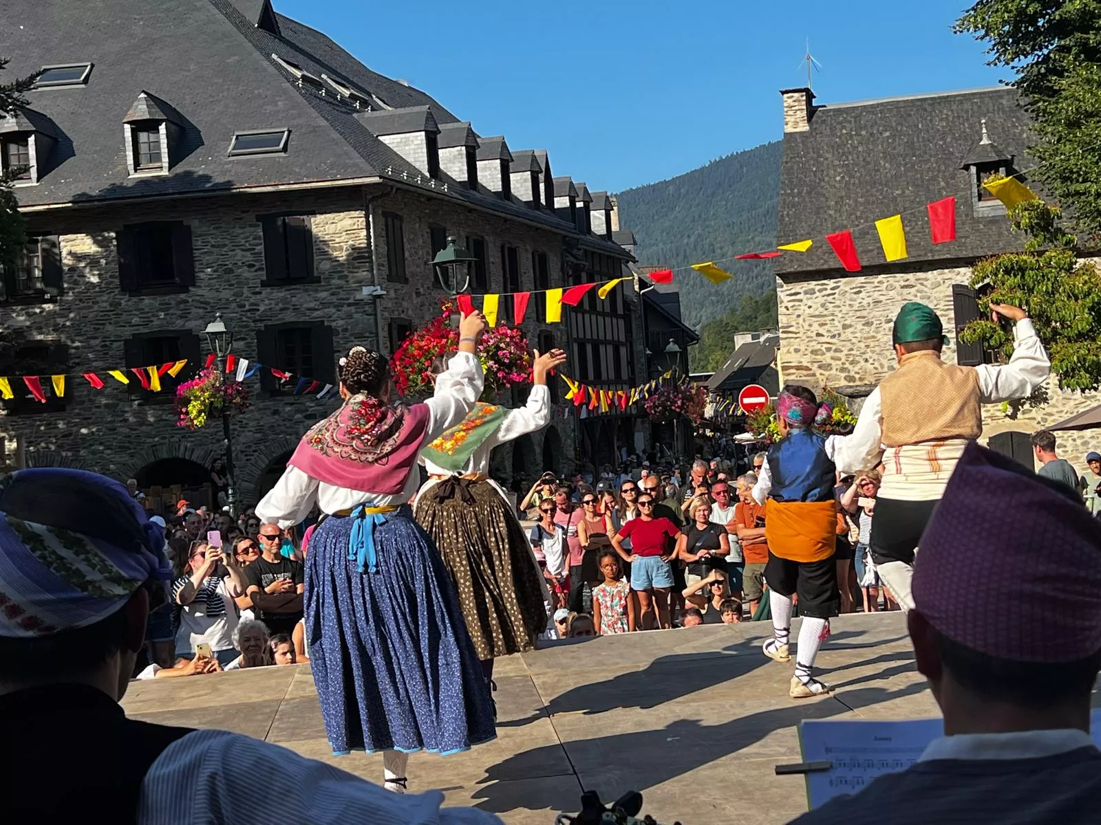 La Agrupación Folklórica Santa Cecilia en la Fête Franco-Aragonaise de Saint-Lary.