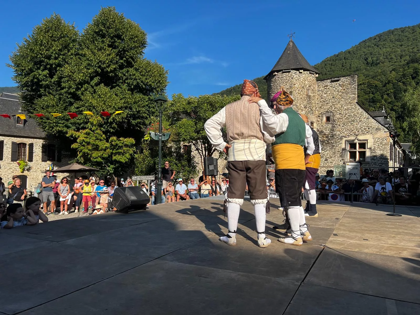 La Agrupación Folklórica Santa Cecilia en la Fête Franco-Aragonaise de Saint-Lary.