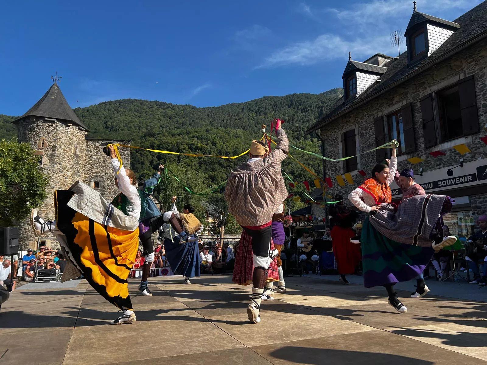 La Agrupación Folklórica Santa Cecilia en la Fête Franco-Aragonaise de Saint-Lary.