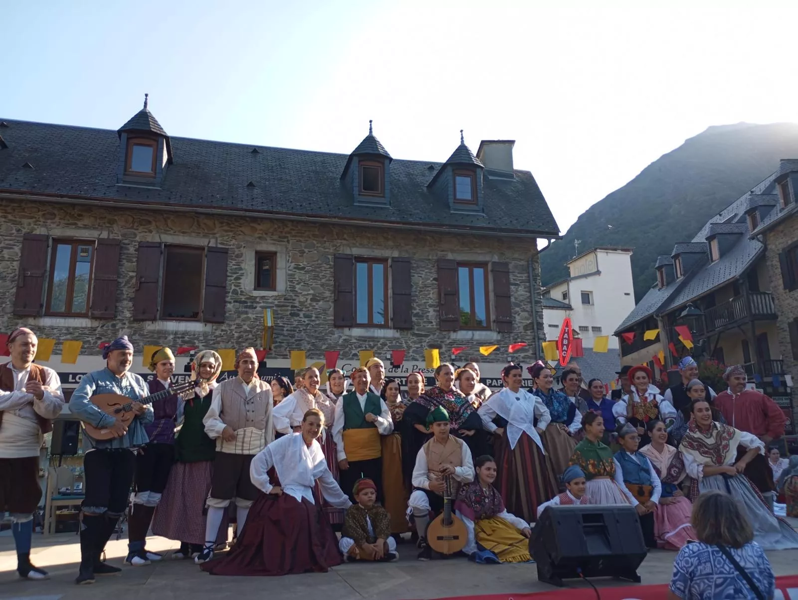 La Agrupación Folklórica Santa Cecilia en la Fête Franco-Aragonaise de Saint-Lary.
