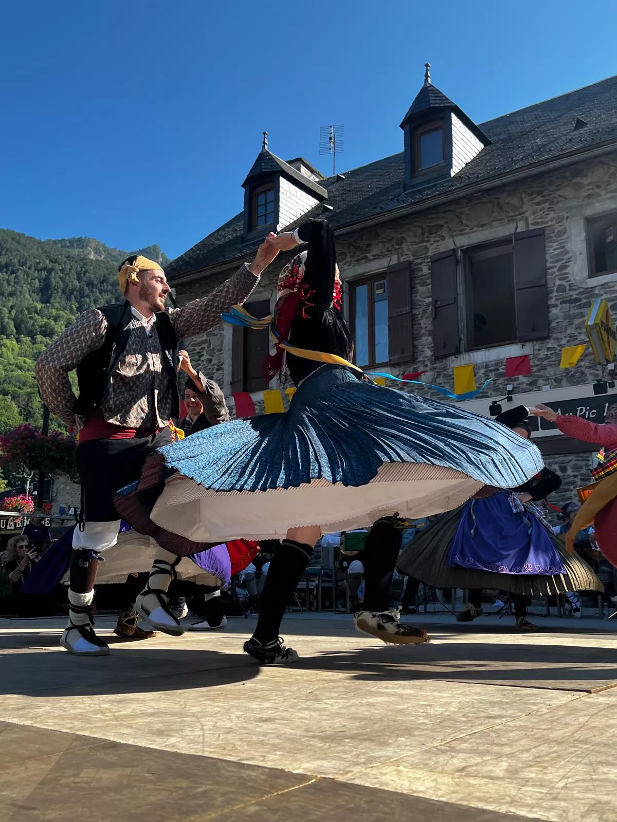 La Agrupación Folklórica Santa Cecilia en la Fête Franco-Aragonaise de Saint-Lary.