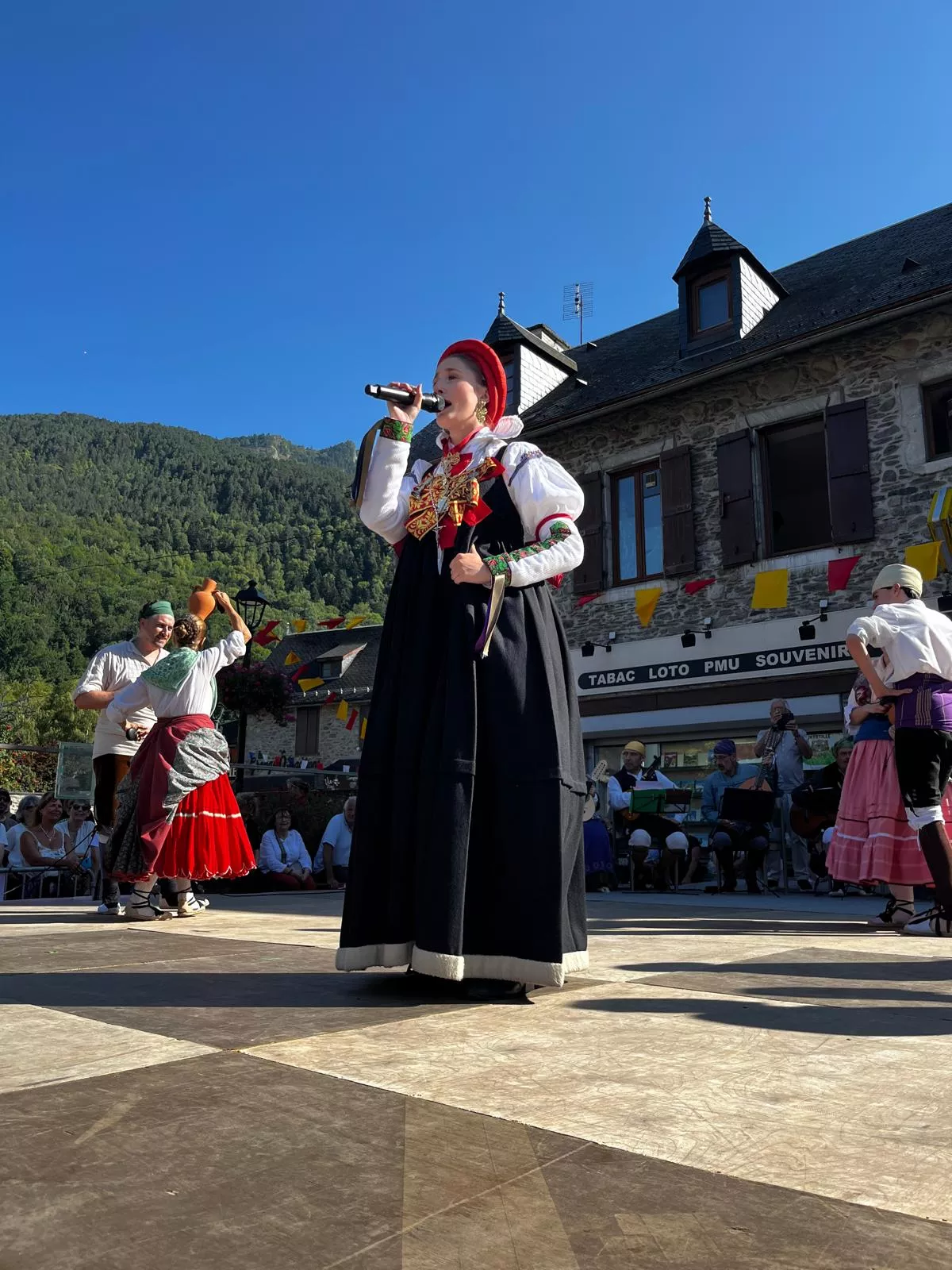 La Agrupación Folklórica Santa Cecilia en la Fête Franco-Aragonaise de Saint-Lary.