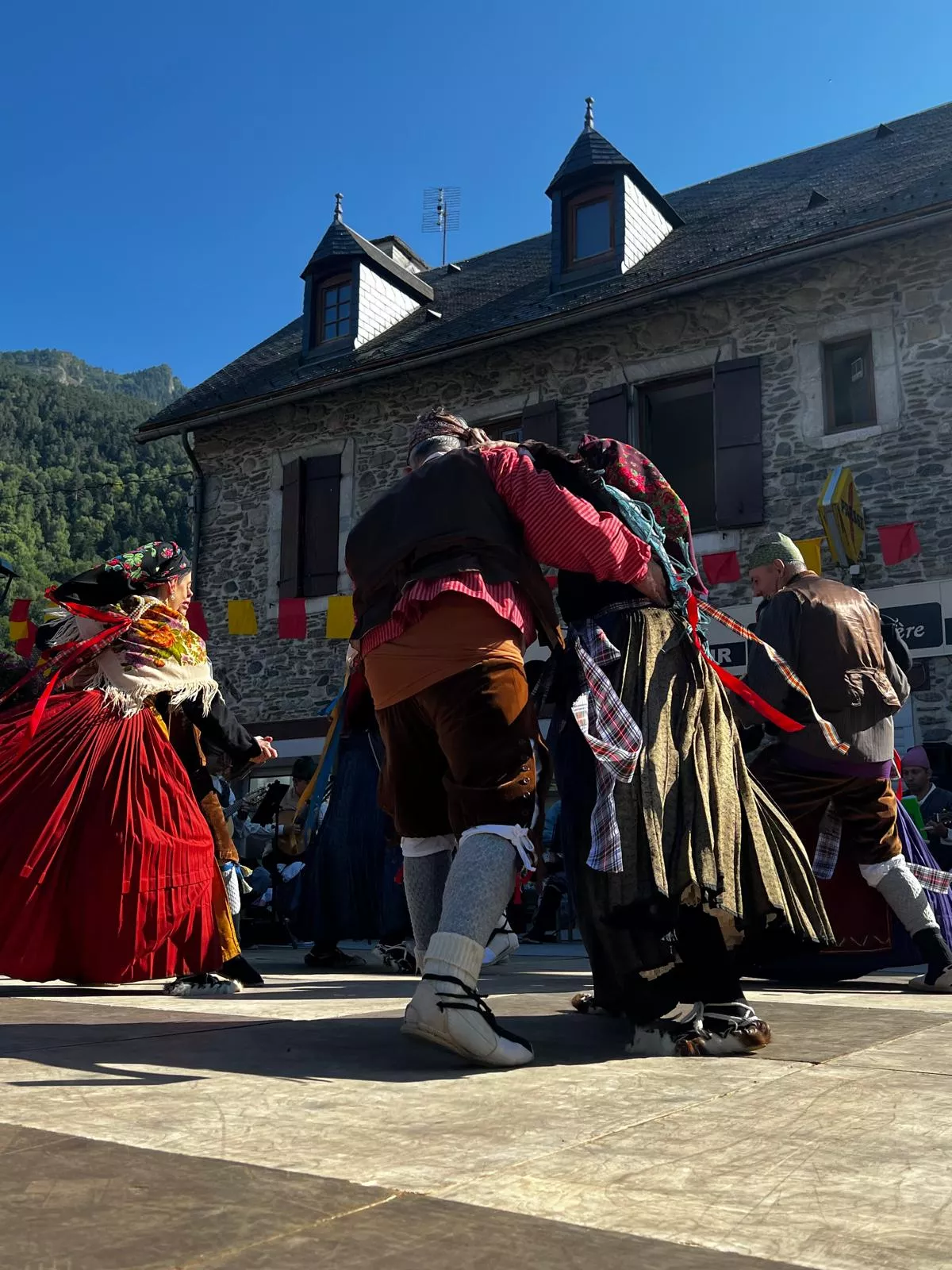 La Agrupación Folklórica Santa Cecilia en la Fête Franco-Aragonaise de Saint-Lary.