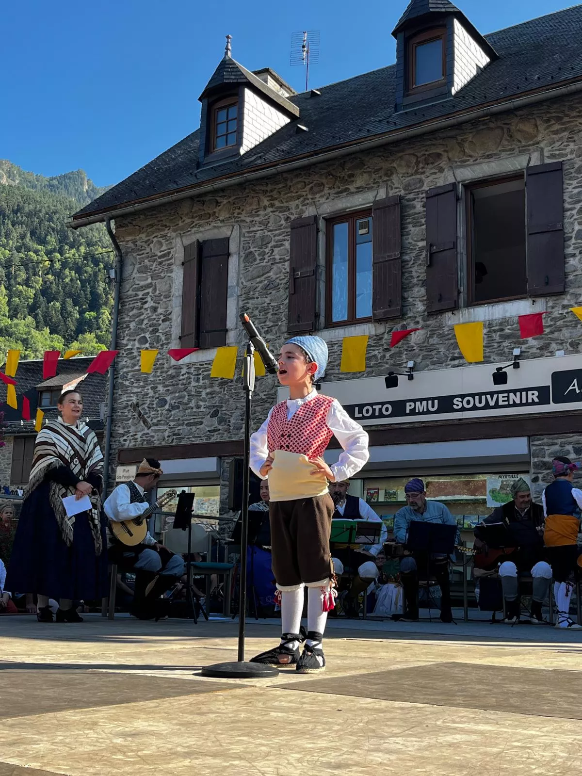 La Agrupación Folklórica Santa Cecilia en la Fête Franco-Aragonaise de Saint-Lary.
