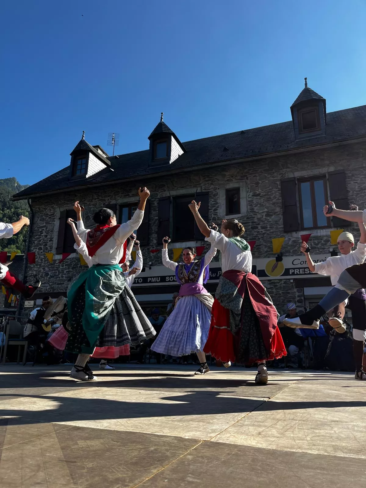 La Agrupación Folklórica Santa Cecilia en la Fête Franco-Aragonaise de Saint-Lary.