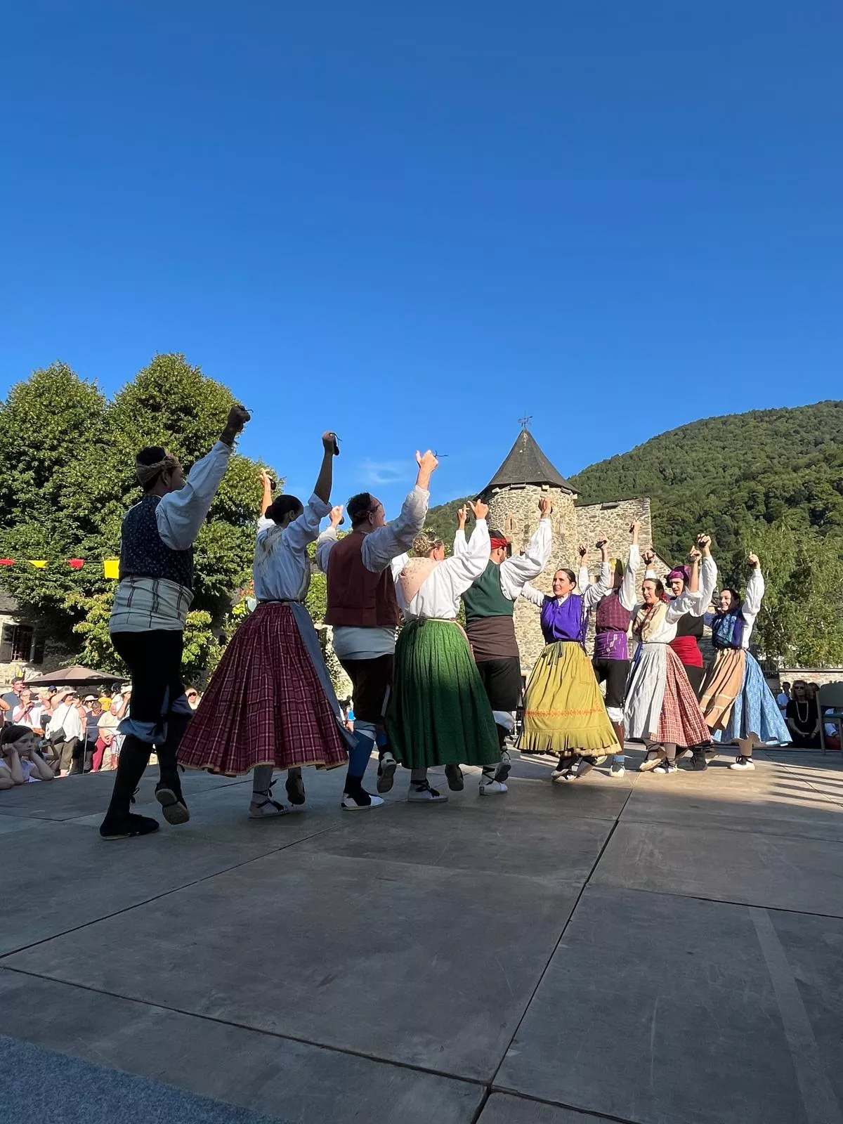 La Agrupación Folklórica Santa Cecilia en la Fête Franco-Aragonaise de Saint-Lary.