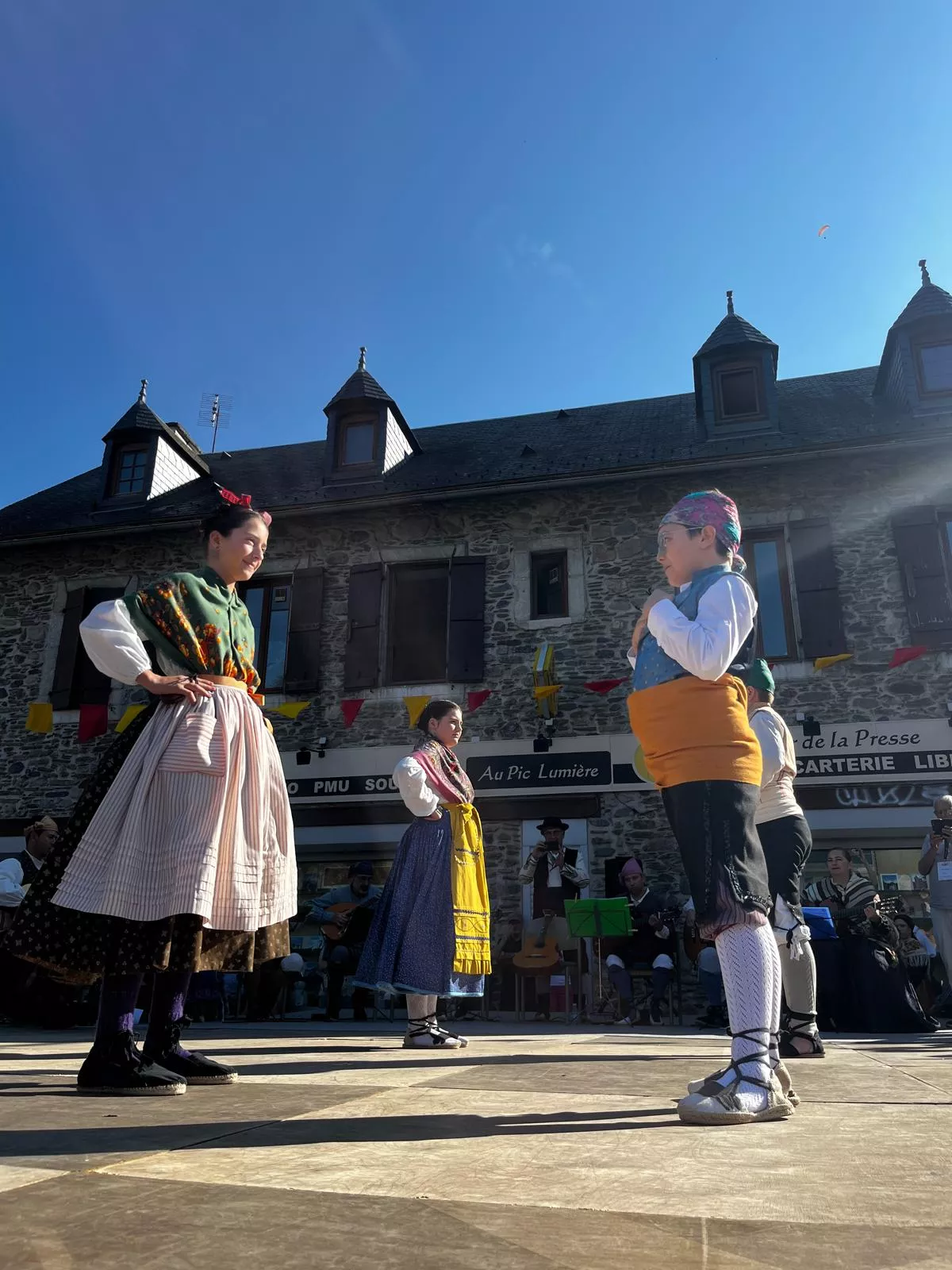 La Agrupación Folklórica Santa Cecilia en la Fête Franco-Aragonaise de Saint-Lary.