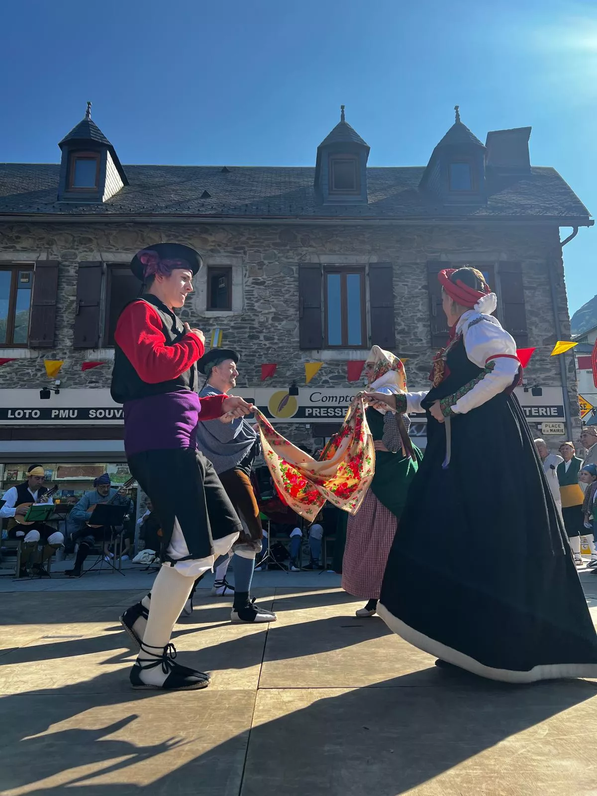 La Agrupación Folklórica Santa Cecilia en la Fête Franco-Aragonaise de Saint-Lary.