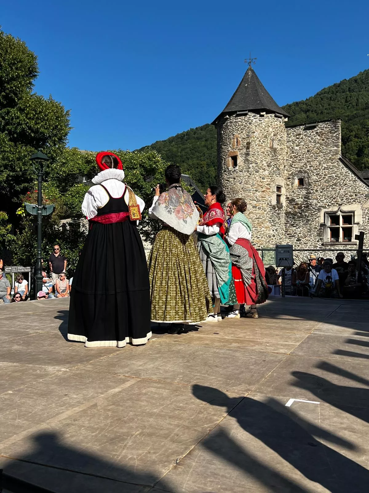 La Agrupación Folklórica Santa Cecilia en la Fête Franco-Aragonaise de Saint-Lary.