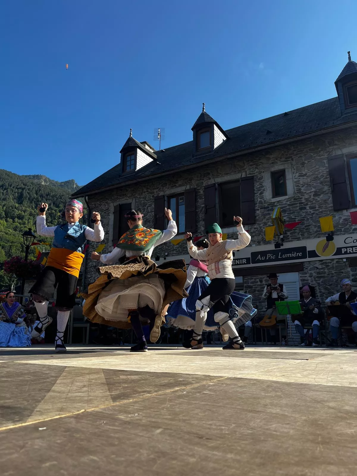 La Agrupación Folklórica Santa Cecilia en la Fête Franco-Aragonaise de Saint-Lary.