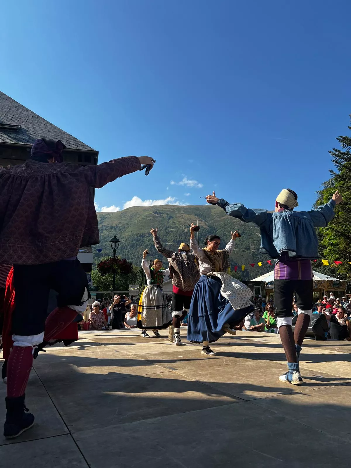 La Agrupación Folklórica Santa Cecilia en la Fête Franco-Aragonaise de Saint-Lary.