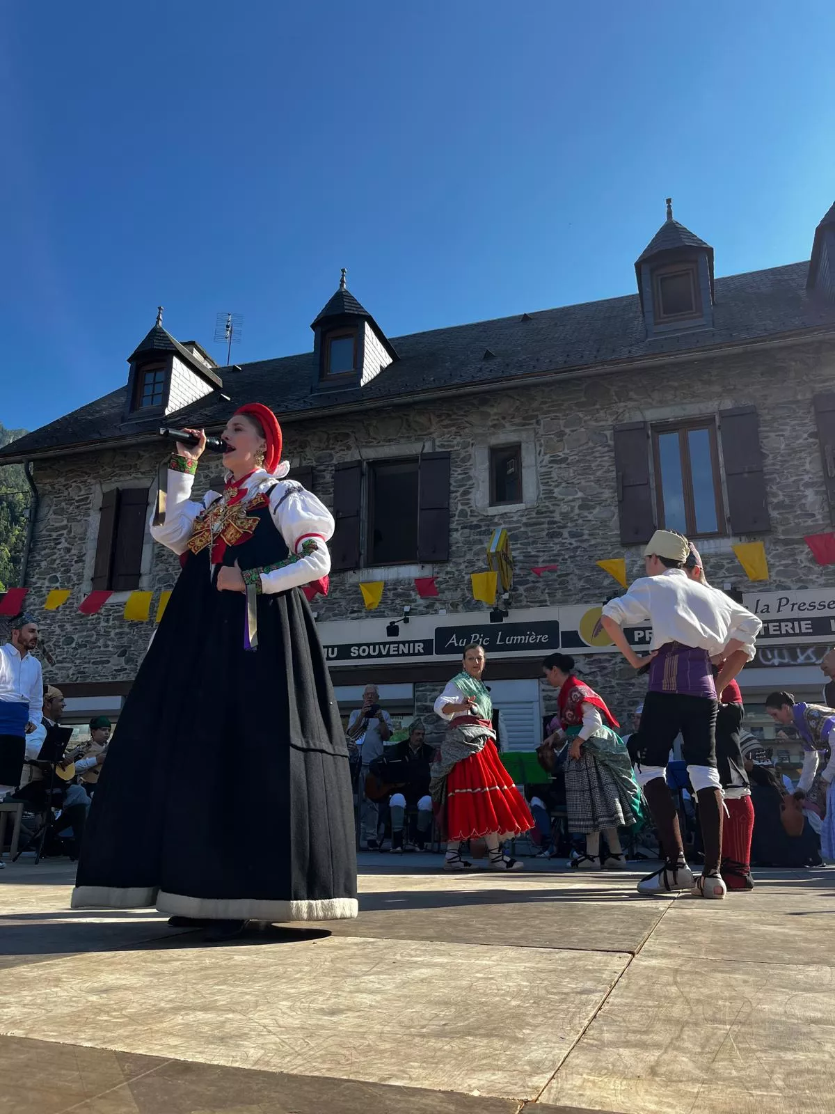 La Agrupación Folklórica Santa Cecilia en la Fête Franco-Aragonaise de Saint-Lary.