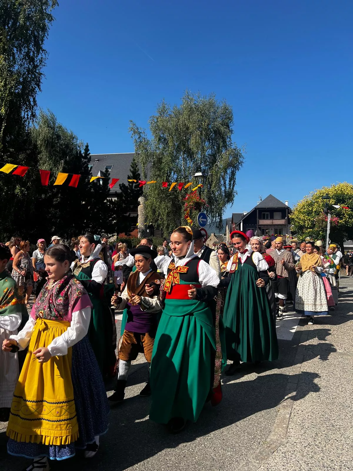 La Agrupación Folklórica Santa Cecilia en la Fête Franco-Aragonaise de Saint-Lary.