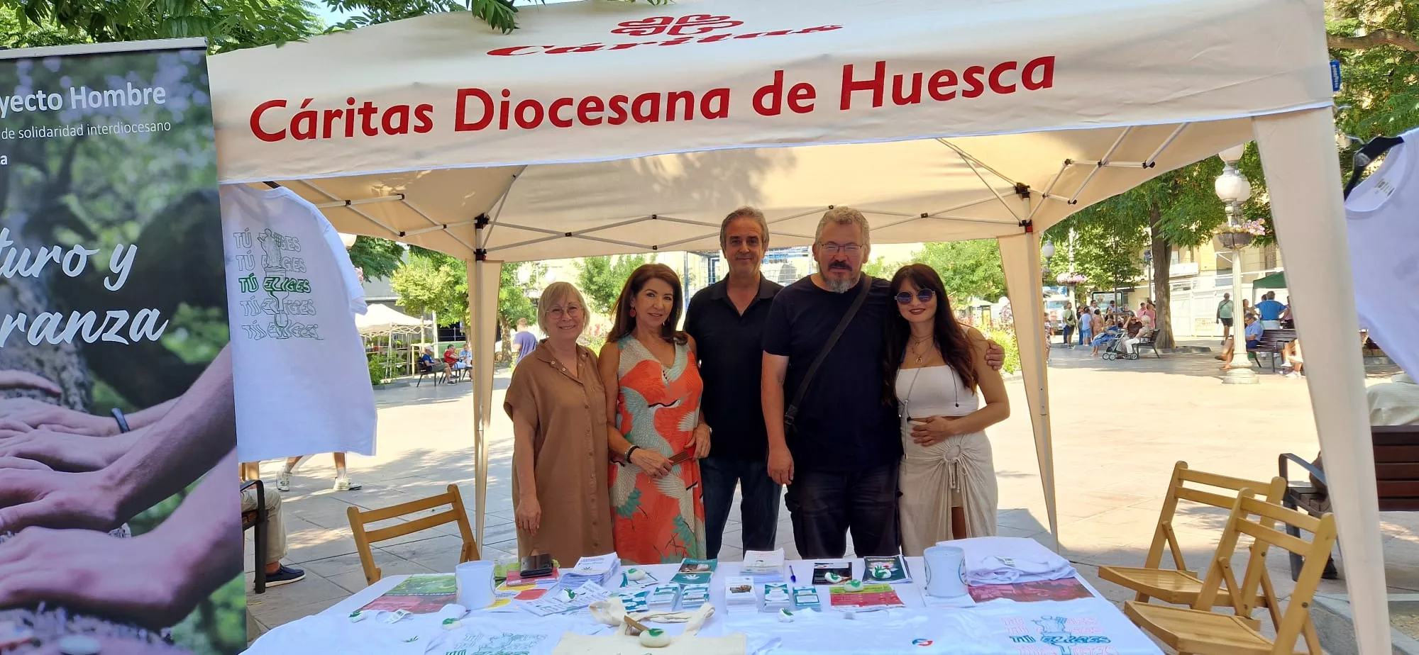 Proyecto Hombre ha instalado una mesa informativa en la plaza de Navarra. Foto Myriam Martínez