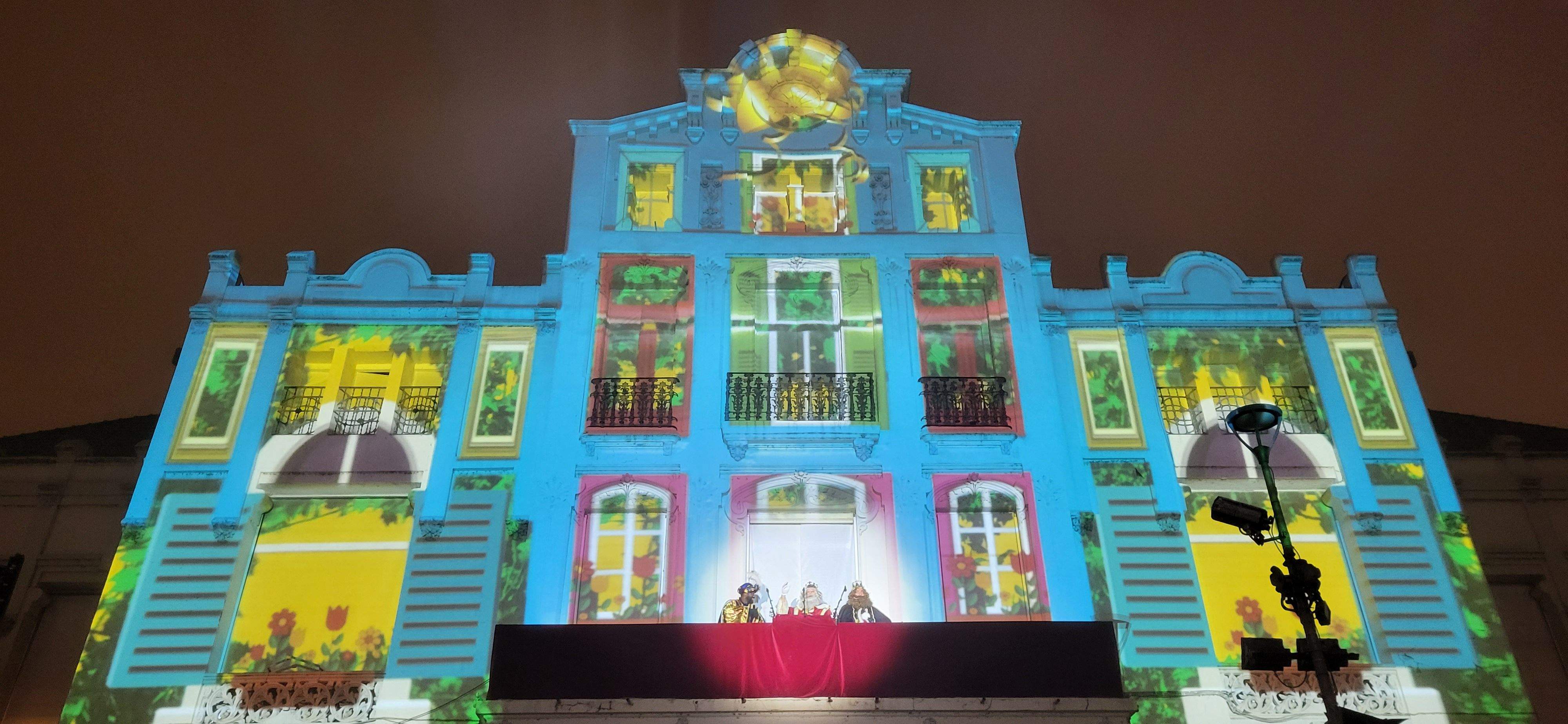Rampa, profesionales para la iluminación del Casino en la Cabalgata de los Reyes Magos de Oriente en Huesca. Foto Mercedes Manterola