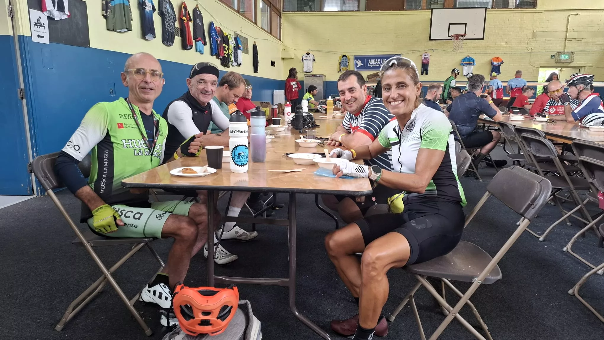 Silvia Ferrer y Javier Escario, reponiendo fuerzas.