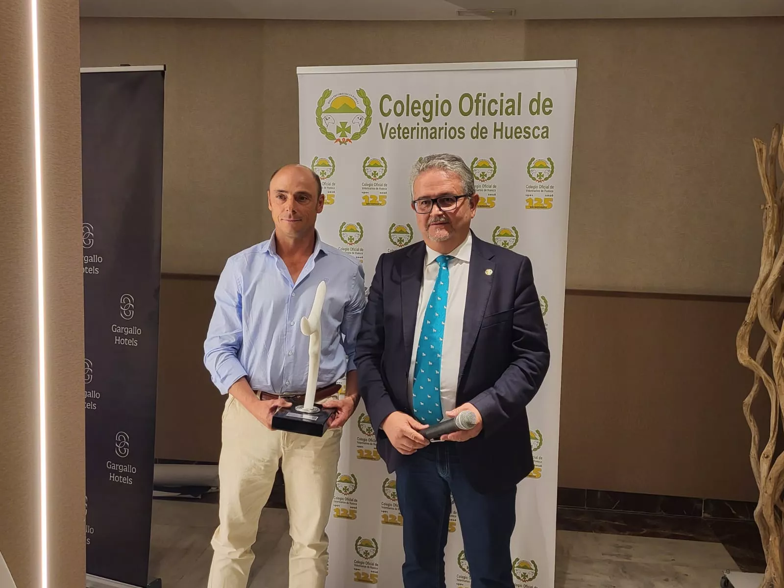 Fernando Carrera entrega el premio al Toro más bravo al mayoral de Torrealta. Foto: Adri Mora