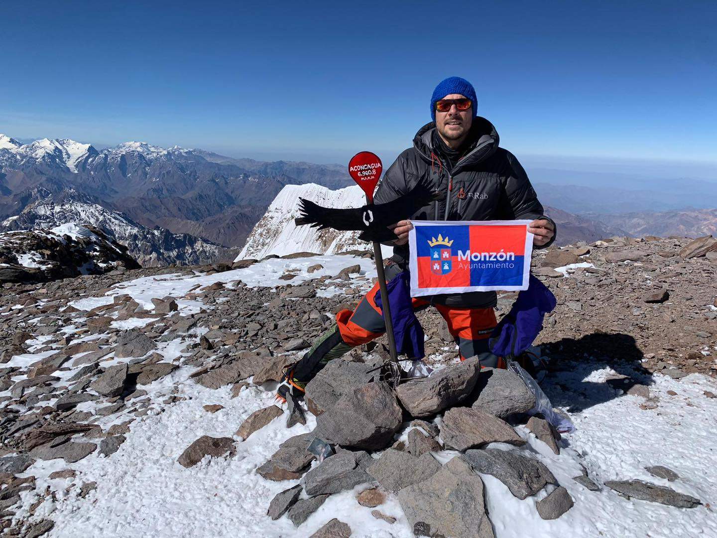 Andrés Vilalta, con la bandera de Monzón en la cima del Aconcagua.