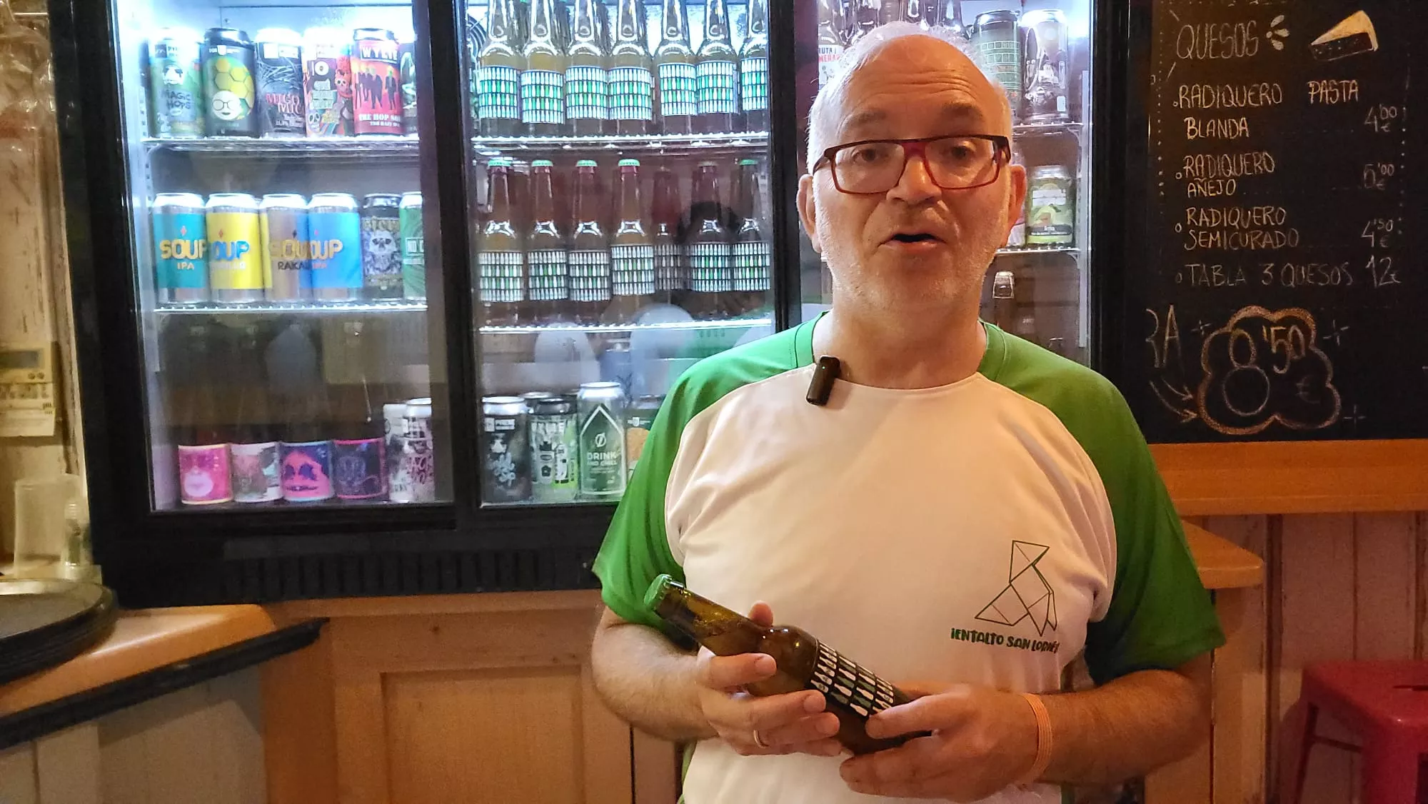 David Félez con la cerveza artesana San Lorién 2025 con aroma de albahaca