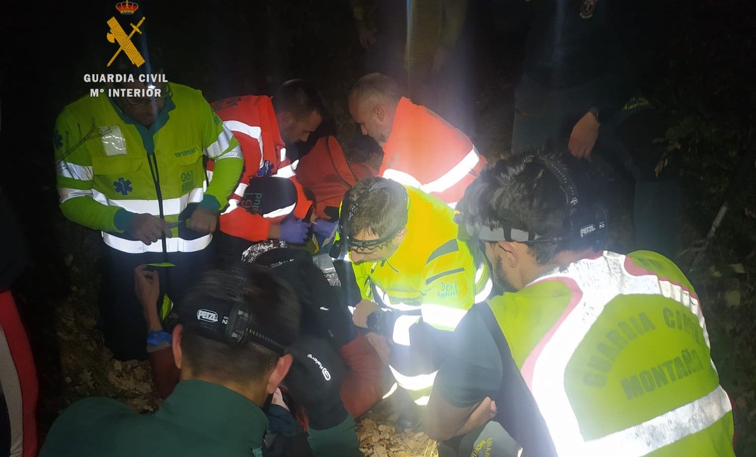 Atención al herido al caer en una zona rocosa en el pico Castillo Mayor.