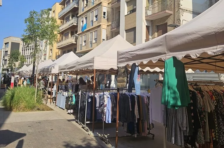 Monzón remata las rebajas de verano este sábado con descuentos en la calle Santa Bárbara.