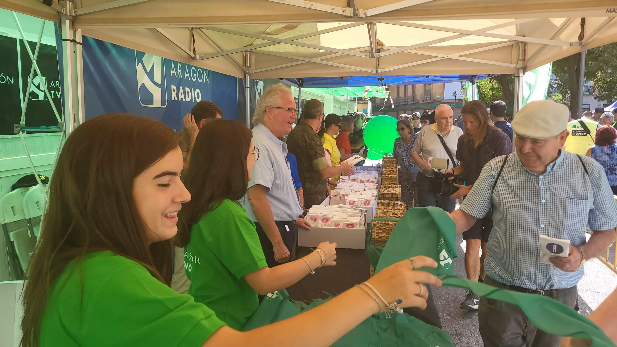 Reparto de panes de San Lorenzo y pañoletas de Aragón Radio y Aragón TV