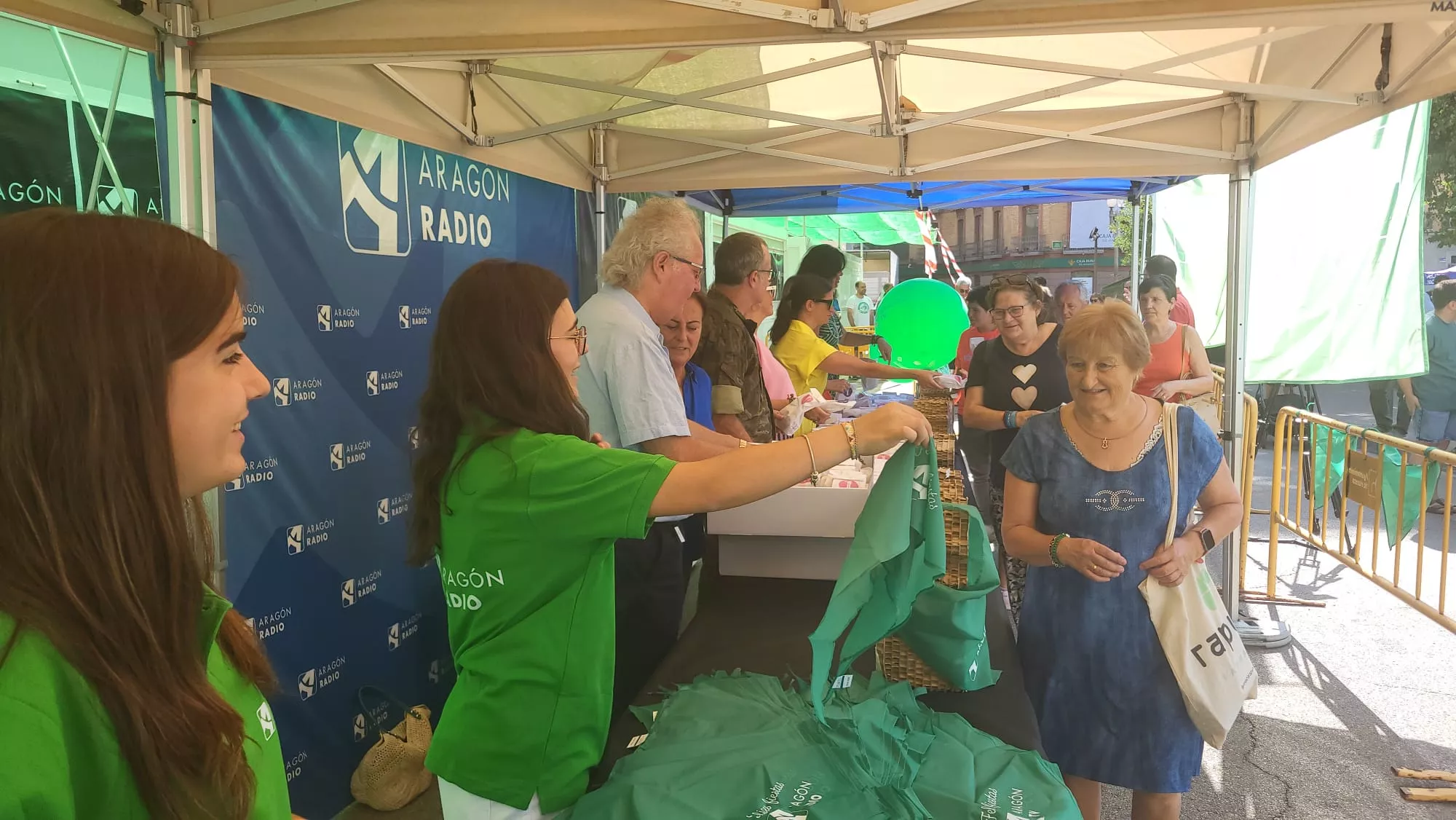 Reparto de panes de San Lorenzo y pañoletas de Aragón Radio y Aragón TV