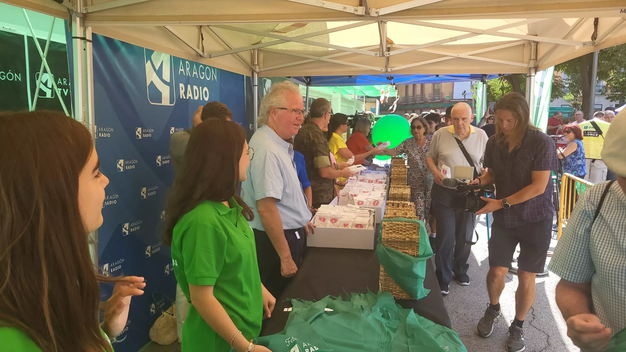 Reparto de panes de San Lorenzo y pañoletas de Aragón Radio y Aragón TV