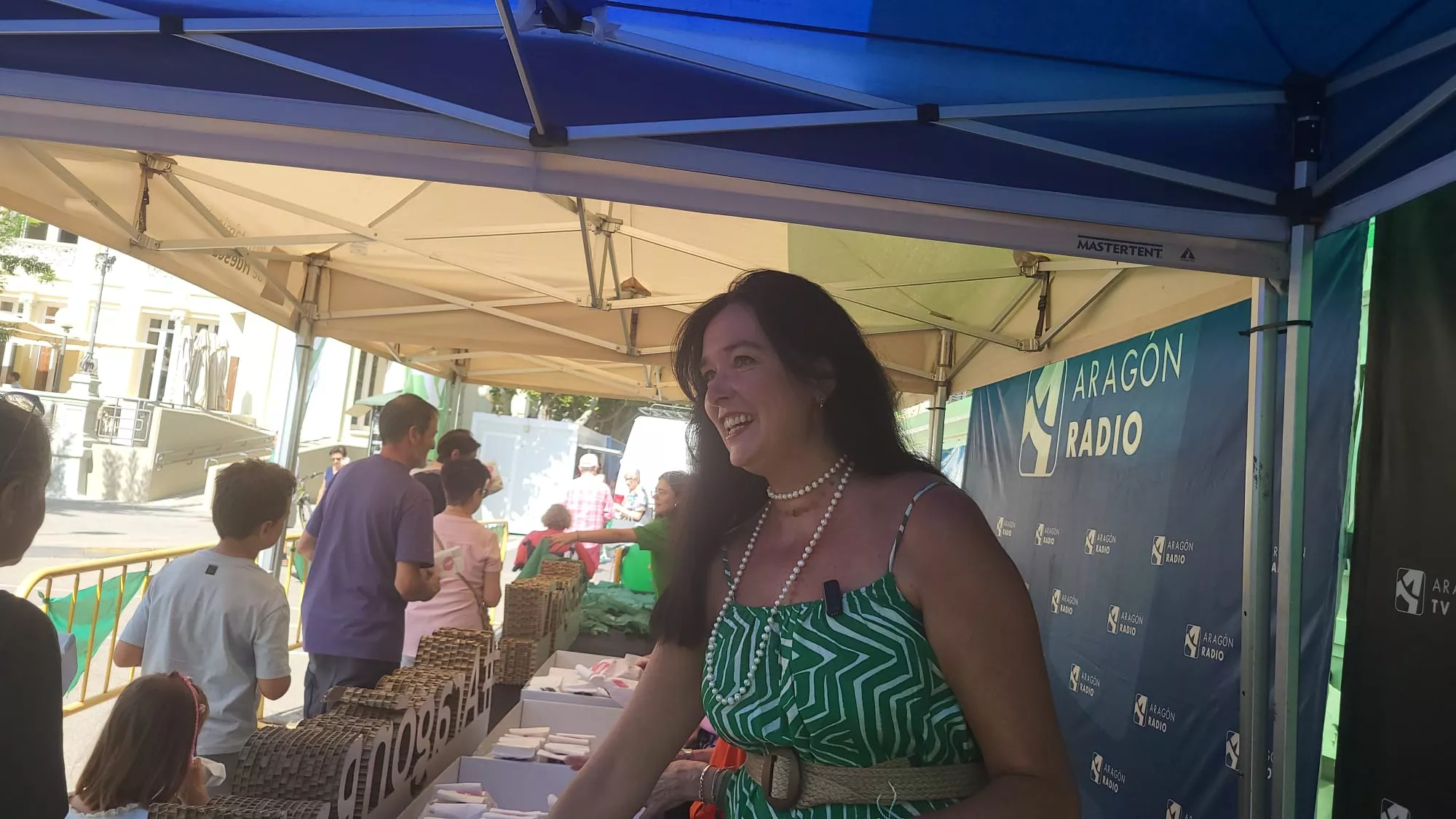 Reparto de panes de San Lorenzo y pañoletas de Aragón Radio y Aragón TV