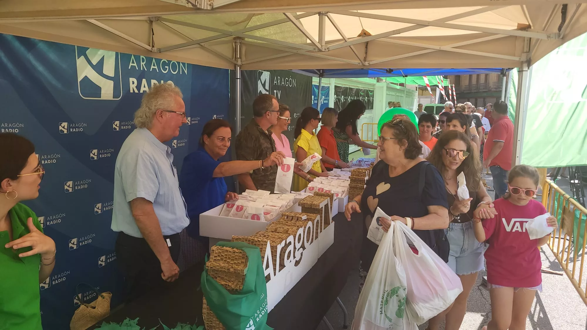 Reparto de panes de San Lorenzo y pañoletas de Aragón Radio y Aragón TV