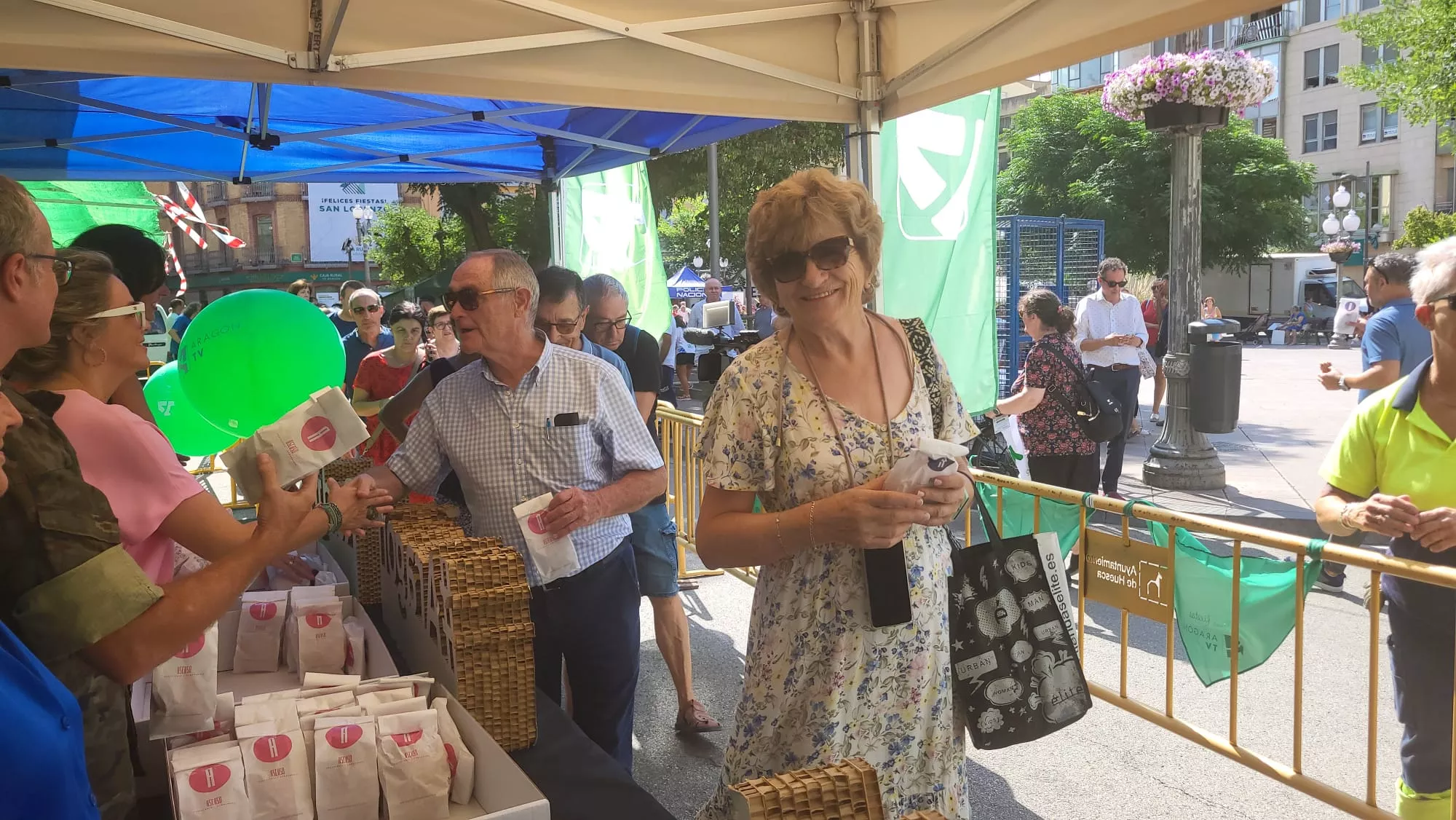 Reparto de panes de San Lorenzo y pañoletas de Aragón Radio y Aragón TV