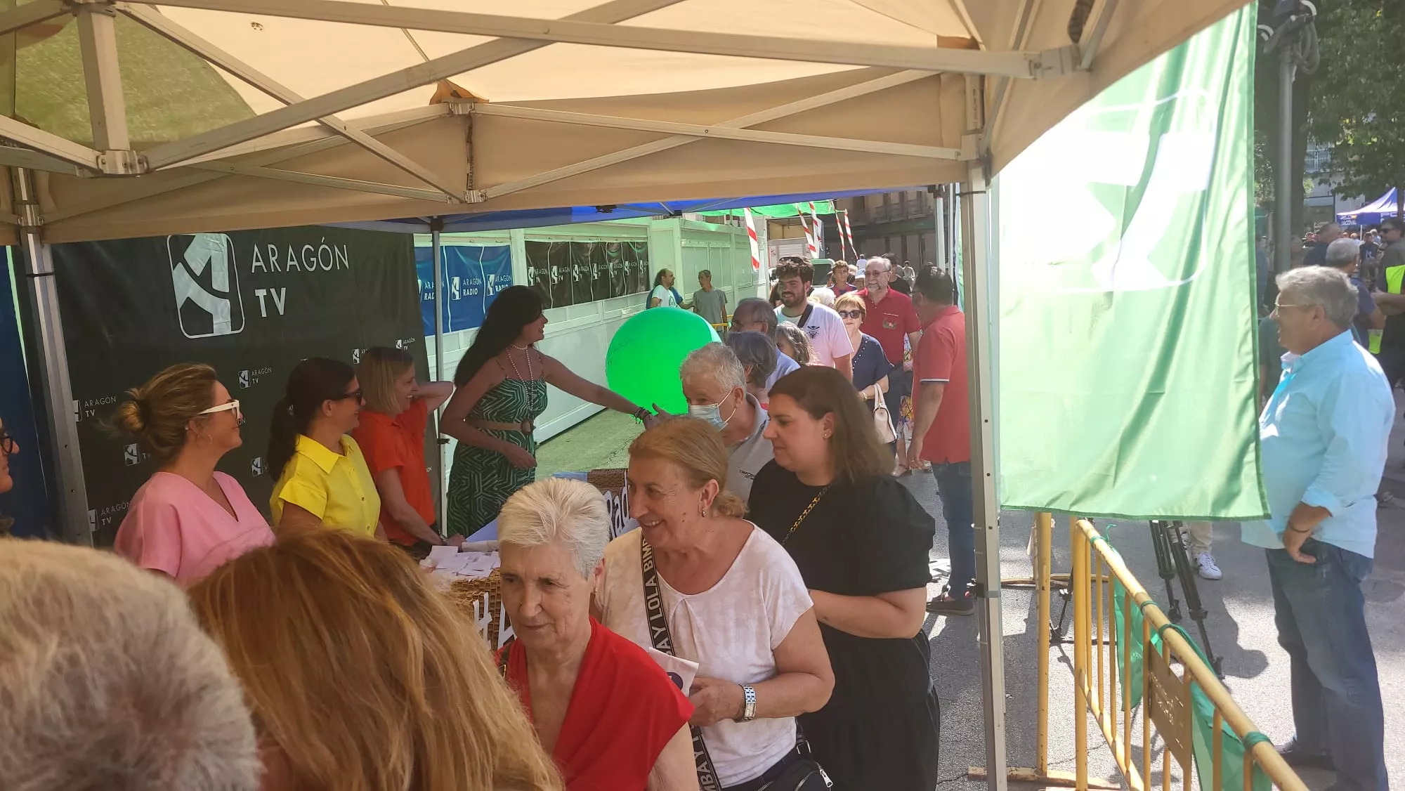 Reparto de panes de San Lorenzo y pañoletas de Aragón Radio y Aragón TV