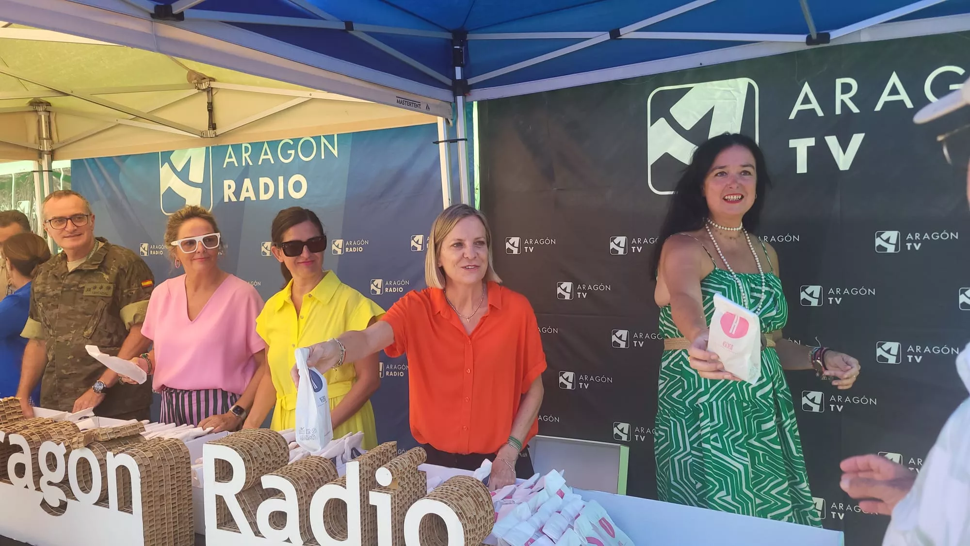 Reparto de panes de San Lorenzo y pañoletas de Aragón Radio y Aragón TV