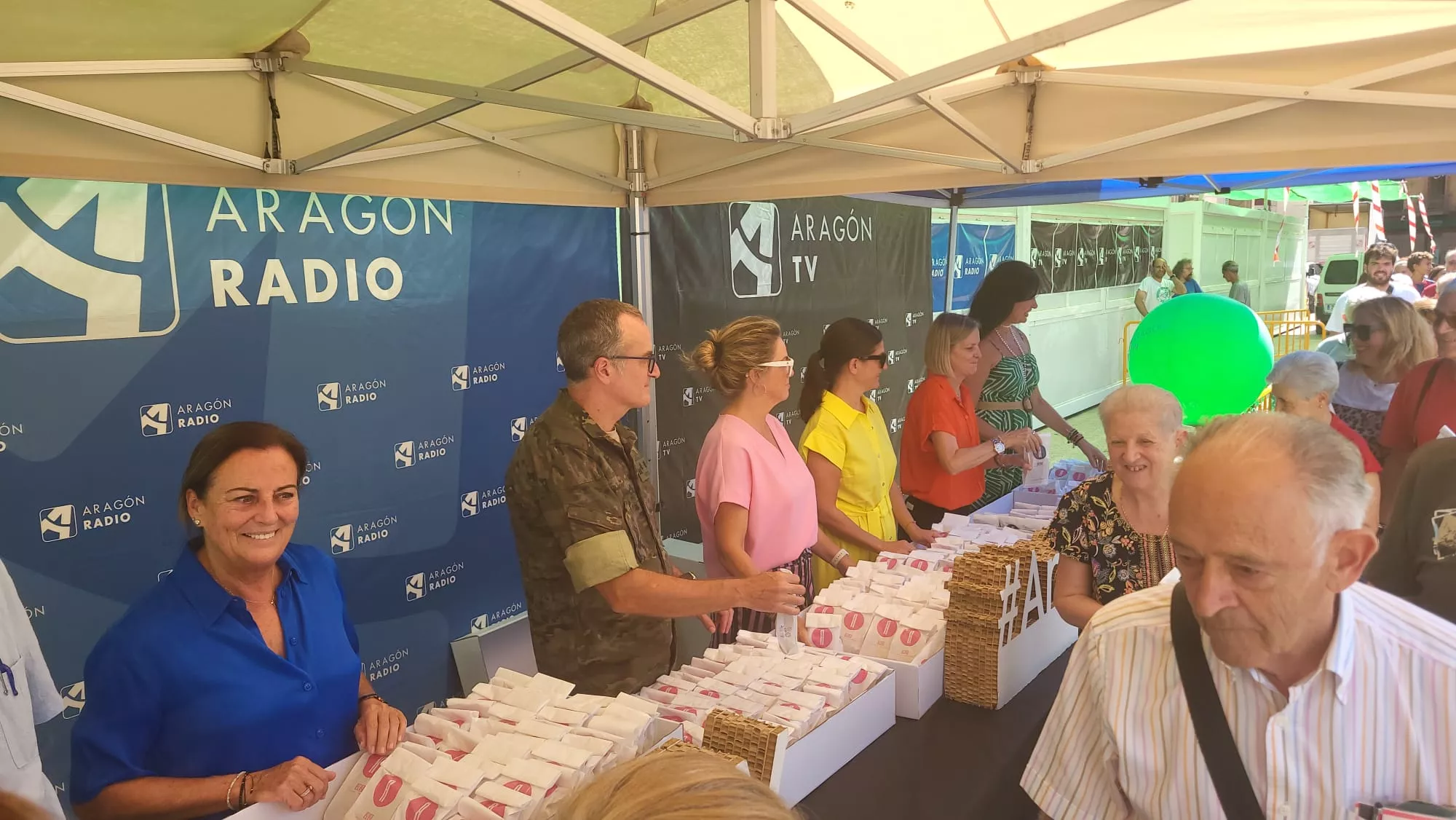 Reparto de panes de San Lorenzo y pañoletas de Aragón Radio y Aragón TV