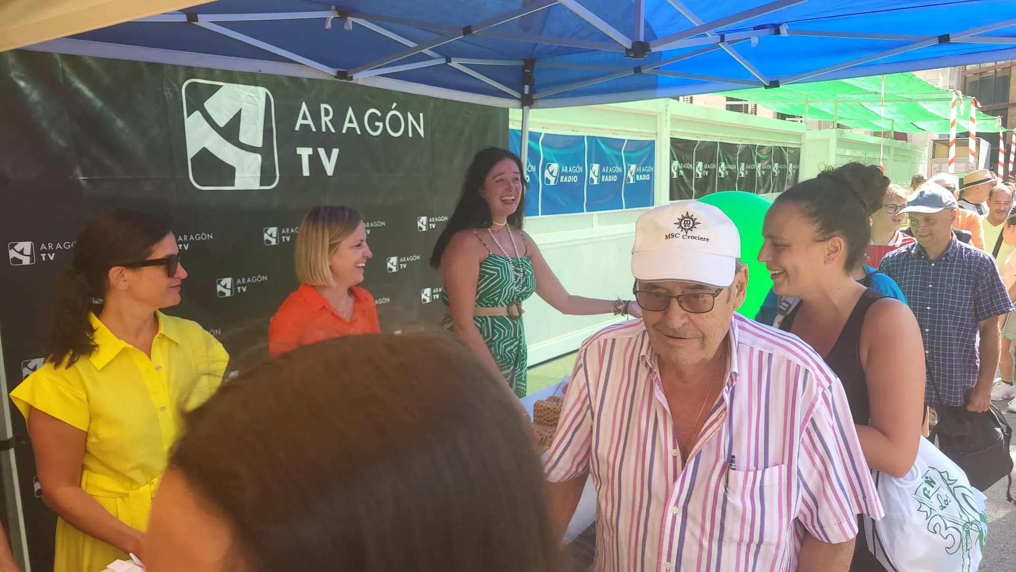 Reparto de panes de San Lorenzo y pañoletas de Aragón Radio y Aragón TV