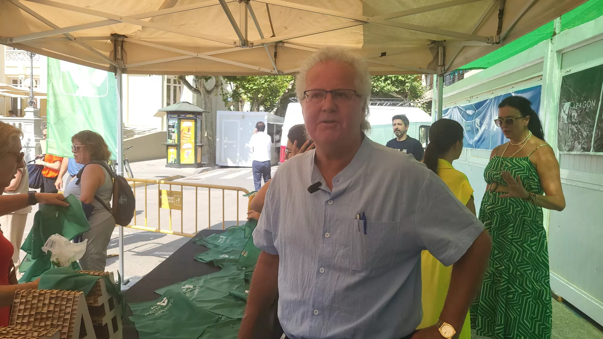 Reparto de panes de San Lorenzo y pañoletas de Aragón Radio y Aragón TV