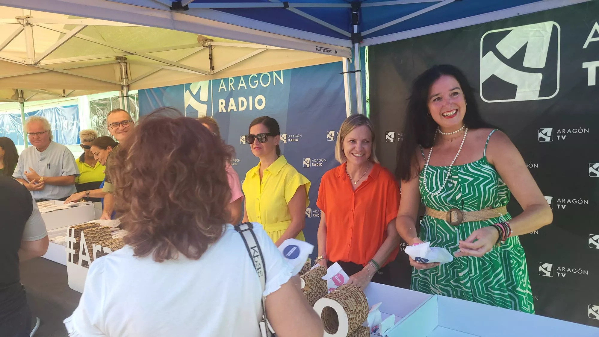 Reparto de panes de San Lorenzo y pañoletas de Aragón Radio y Aragón TV