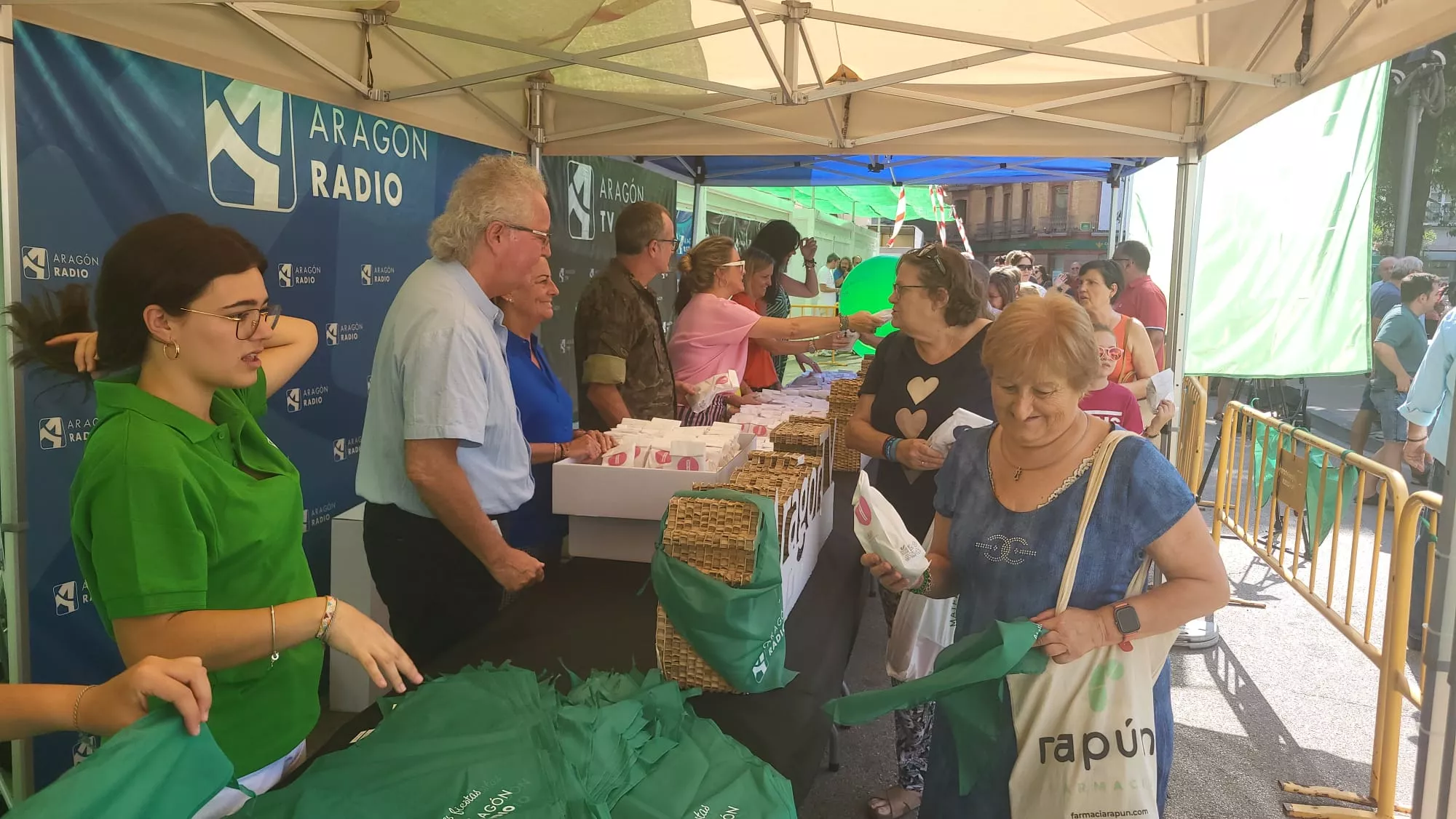 Reparto de panes de San Lorenzo y pañoletas de Aragón Radio y Aragón TV