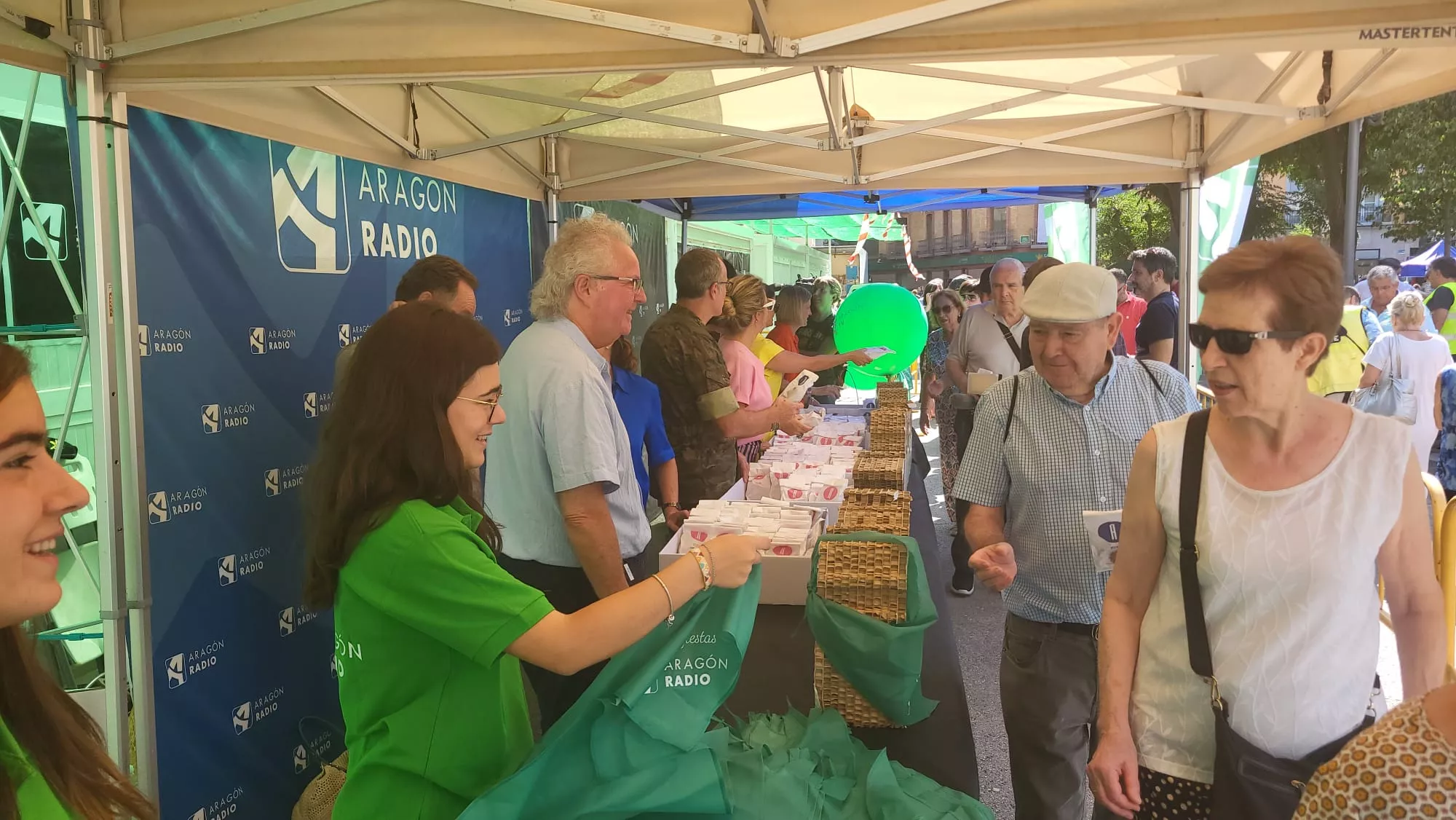 Reparto de panes de San Lorenzo y pañoletas de Aragón Radio y Aragón TV