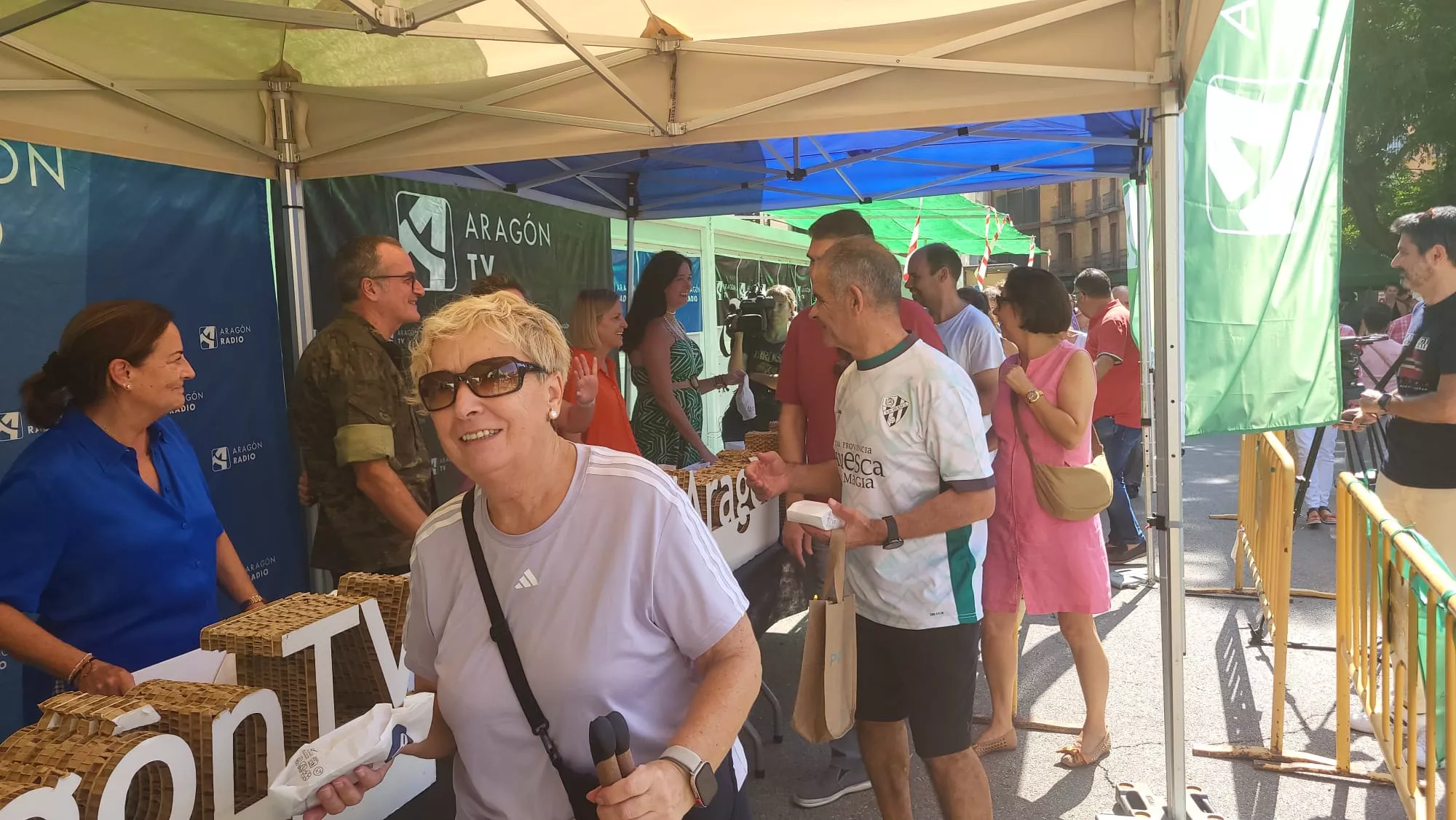 Reparto de panes de San Lorenzo y pañoletas de Aragón Radio y Aragón TV