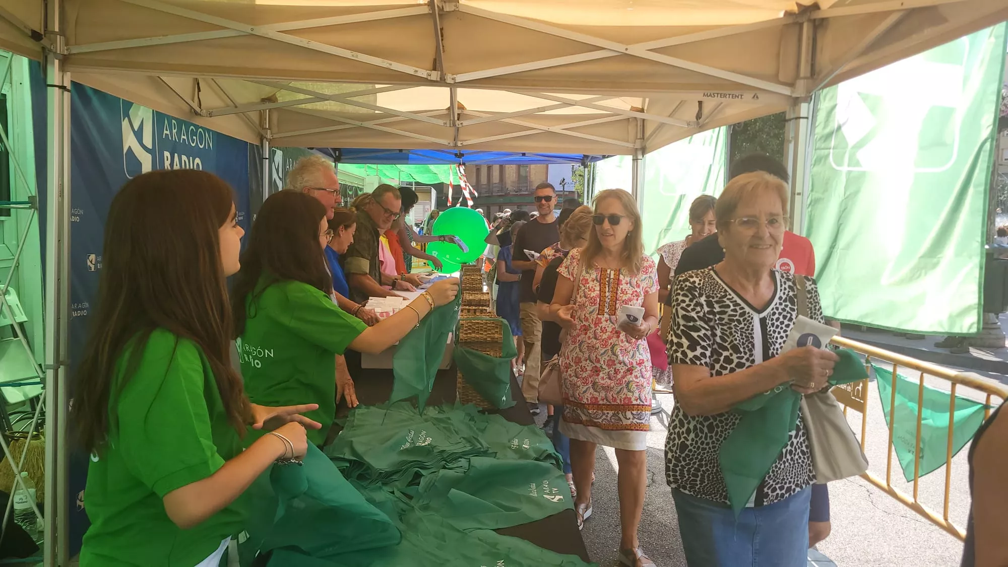 Reparto de panes de San Lorenzo y pañoletas de Aragón Radio y Aragón TV