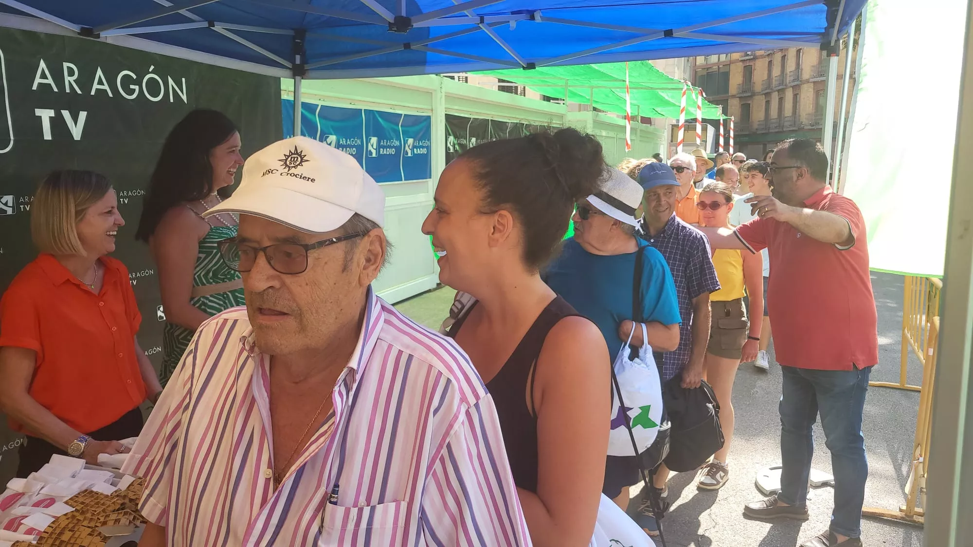 Reparto de panes de San Lorenzo y pañoletas de Aragón Radio y Aragón TV