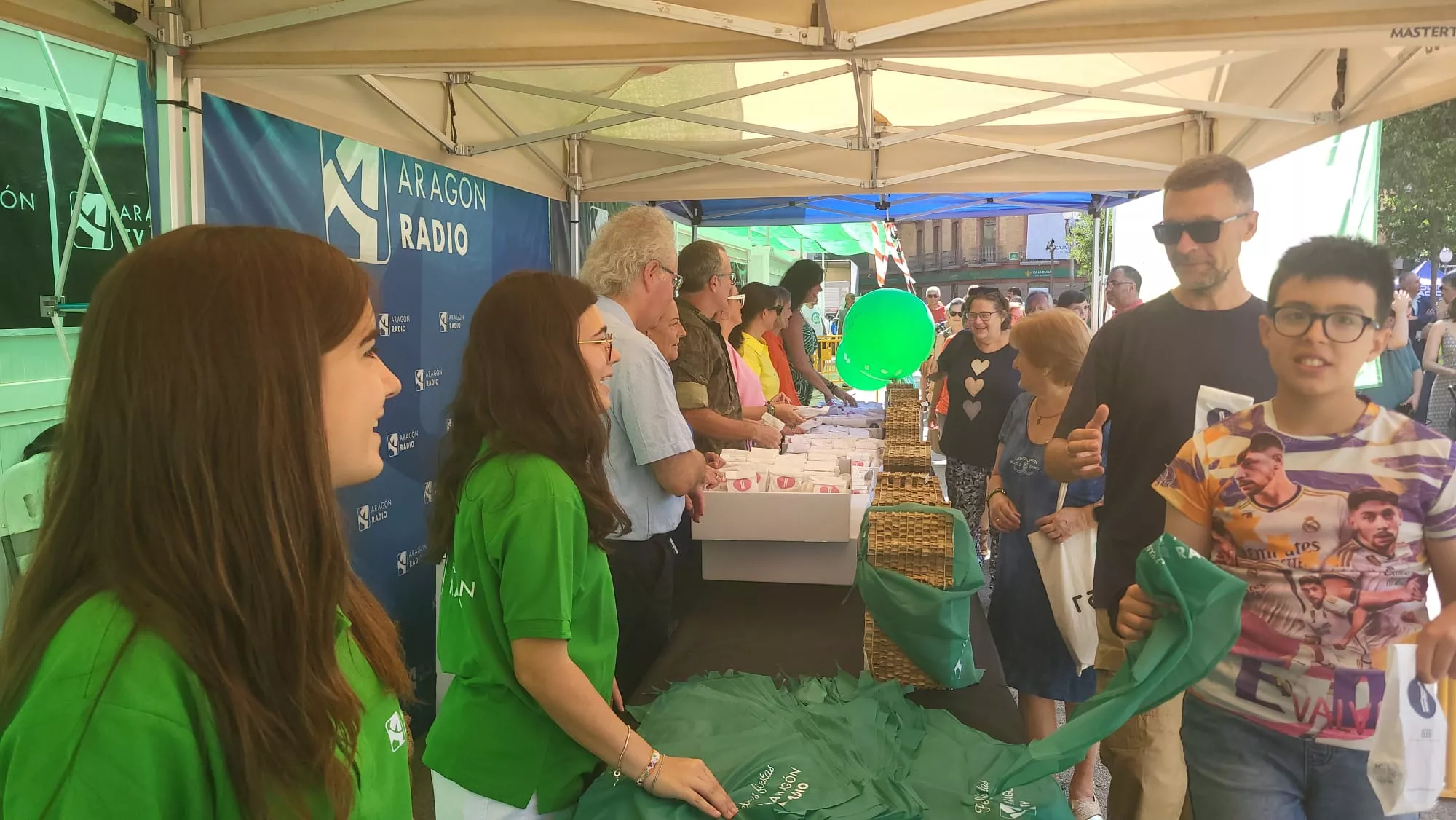 Reparto de panes de San Lorenzo y pañoletas por la CARTV