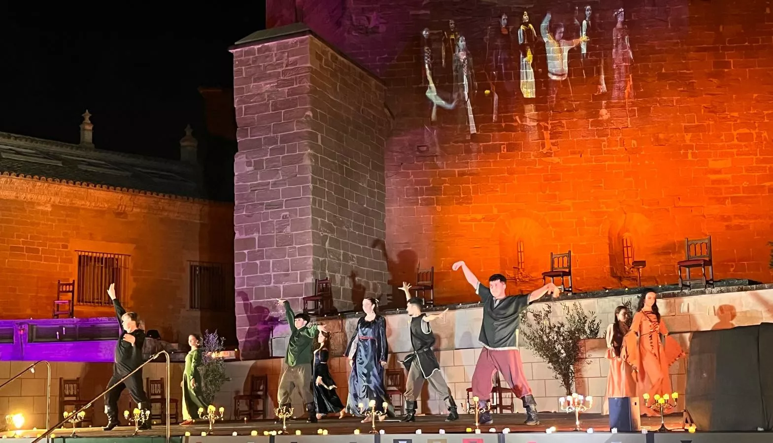 Actuación de Espacio Danza Hueca en la plaza General Alsina. Foto Mercedes Manterola