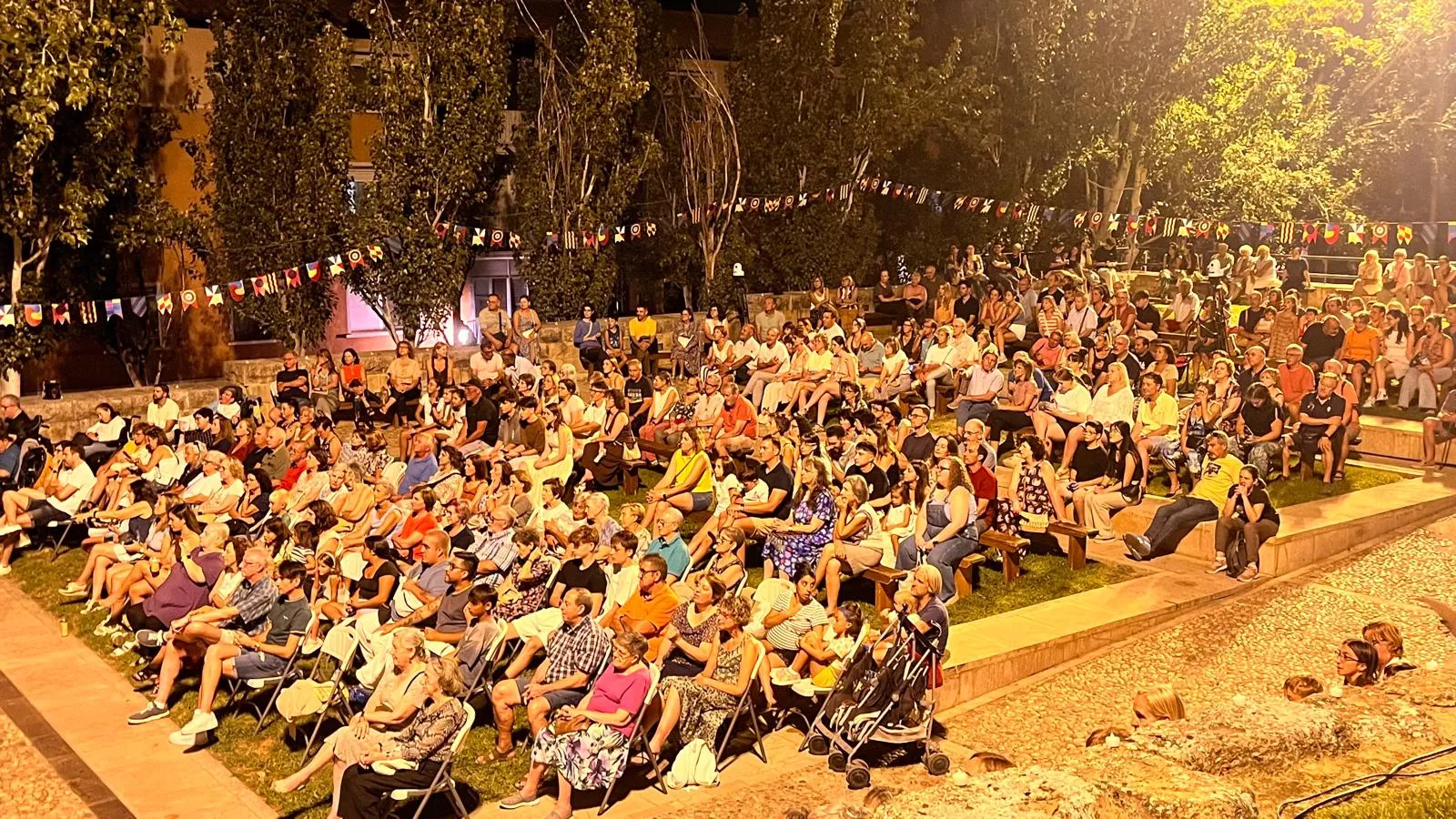 Actuación de Espacio Danza Hueca en la plaza General Alsina. Foto Mercedes Manterola