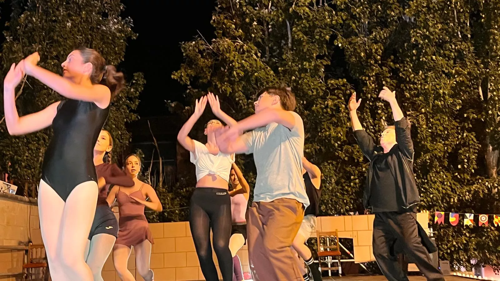 Actuación de Espacio Danza Hueca en la plaza General Alsina. Foto Mercedes Manterola