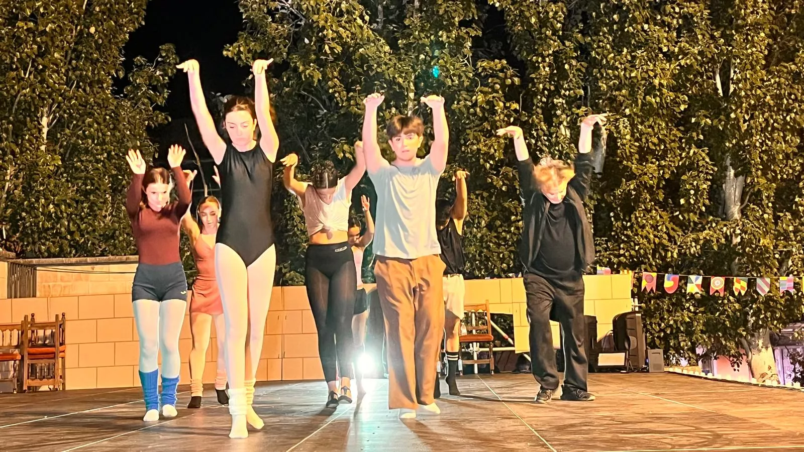 Actuación de Espacio Danza Hueca en la plaza General Alsina. Foto Mercedes Manterola