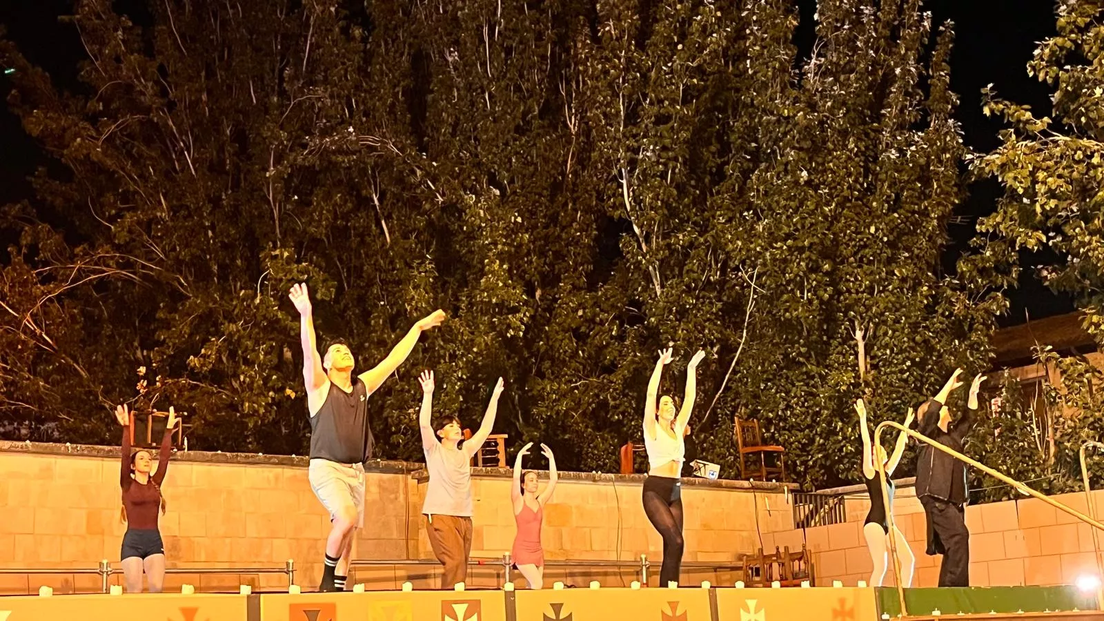 Actuación de Espacio Danza Hueca en la plaza General Alsina. Foto Mercedes Manterola