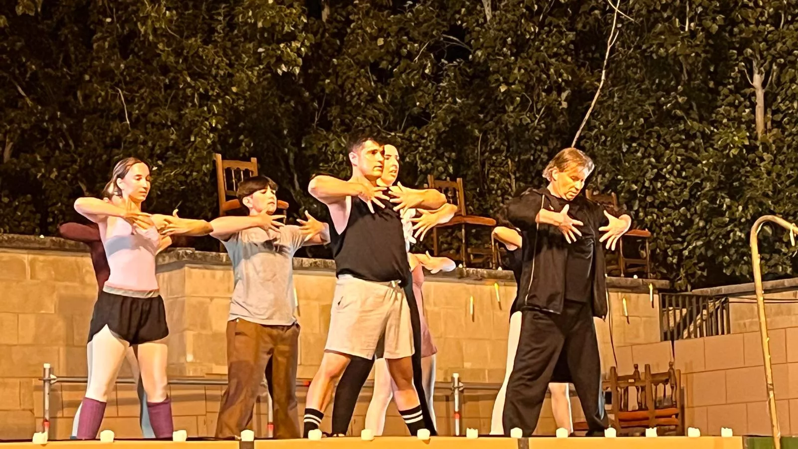 Actuación de Espacio Danza Hueca en la plaza General Alsina. Foto Mercedes Manterola