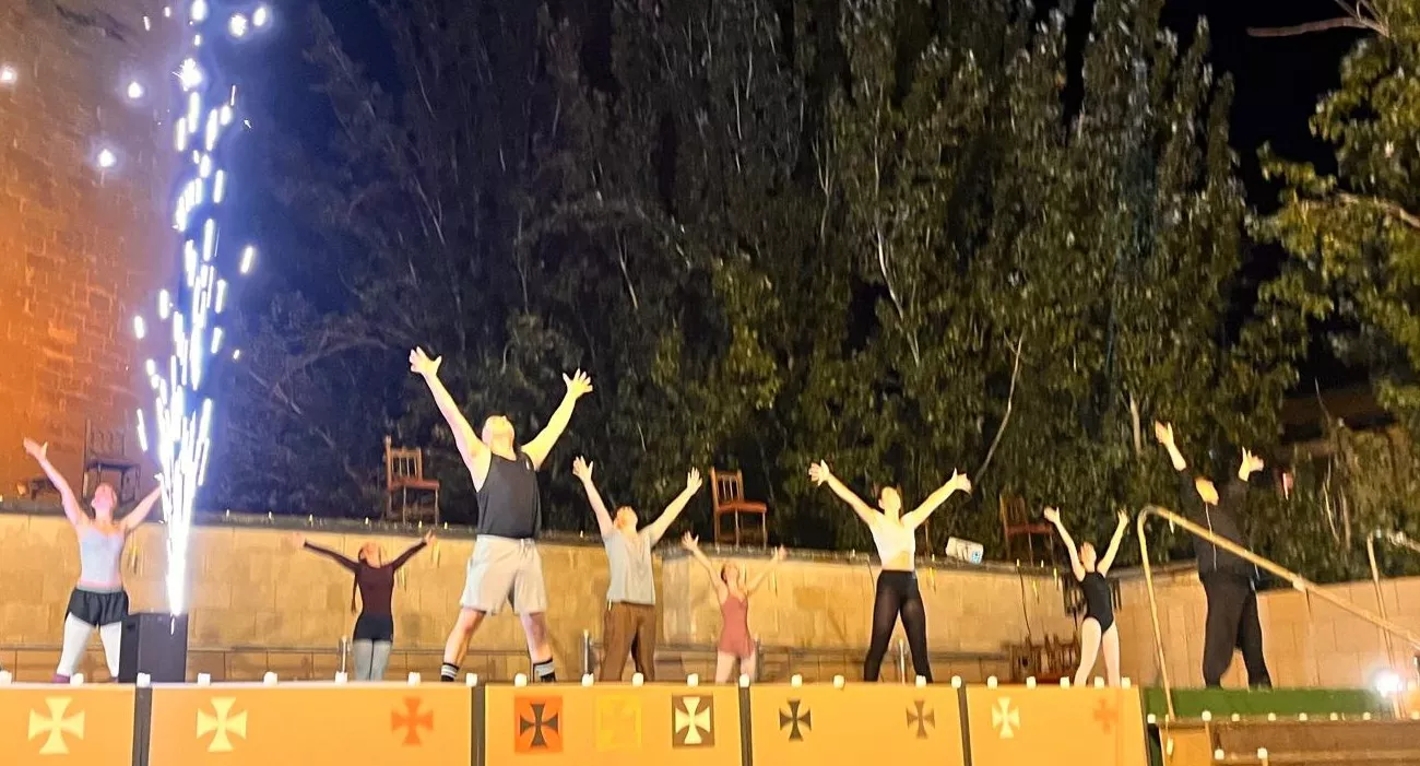 Actuación de Espacio Danza Hueca en la plaza General Alsina. Foto Mercedes Manterola